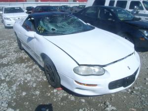 Venta de autopartes usadas Chevrolet camaro 2001.